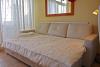 Dormitorio con cama doble (2 x 1,80m) con colchones individuales, aire acondicionado y un gran armario empotrado con caja fuerte.